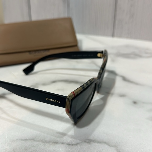 Burberry Sunglasses and Case Eyewear Butterfly Frames BE4299 - Picture 5 of 12